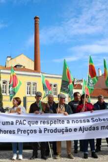 Agricultores protestam em frente à Assembleia da República
